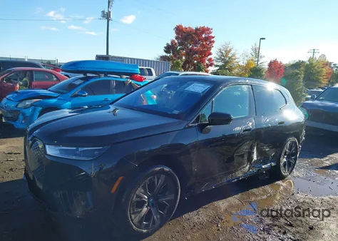 2025 BMW Ix xDrive50 из США, поврежденный, VIN WB523CF04SCT34327